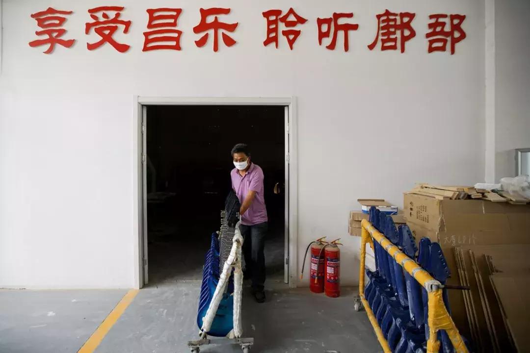 探访“网红”小镇:80万把乐器里的乡土经济学