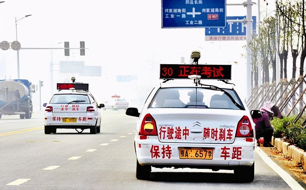 科目三老是不敢踩油门怎么办,科目三是不是教练刹停就算挂了