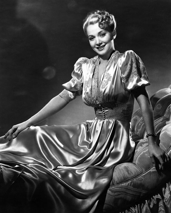 梦露最早的封面照,梦露一开始是金发吗