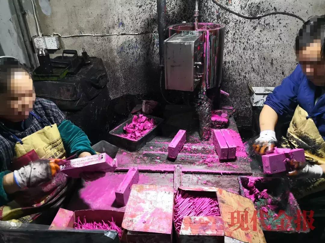 眼线笔成本不到一元,仿冒大牌的眼线笔