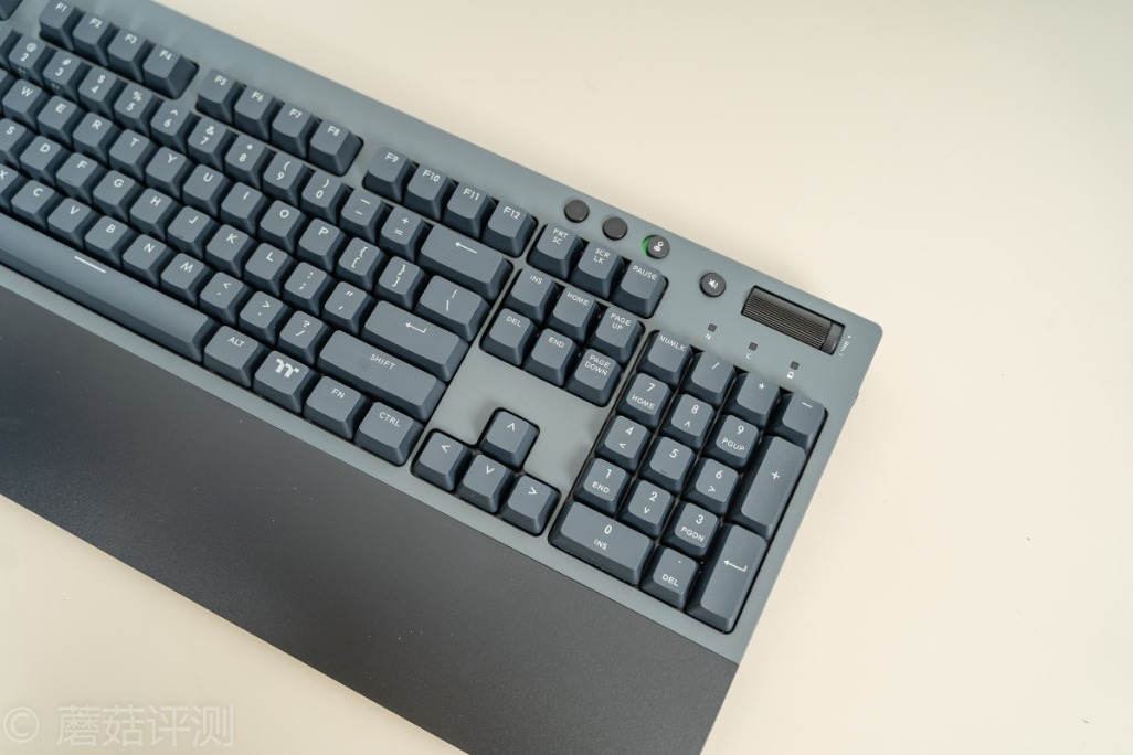 做工细腻手感超好,曜越g821多模电竞机械键盘