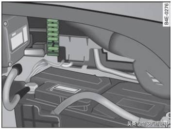 奥迪a4大灯保险丝在哪个位置,奥迪a6远光灯保险丝位置示意图