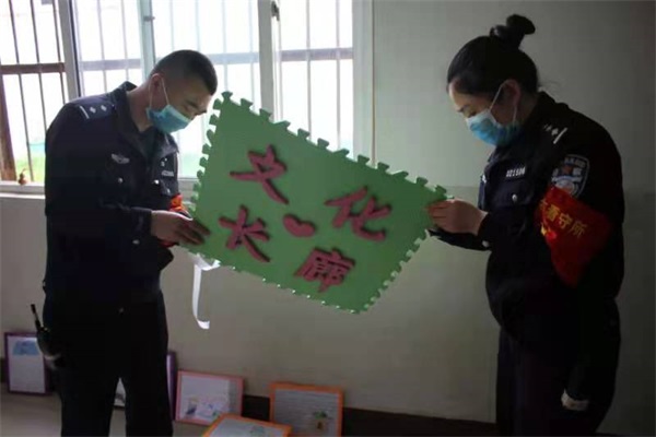 监管民警许维琴：让高墙之内弥漫书香