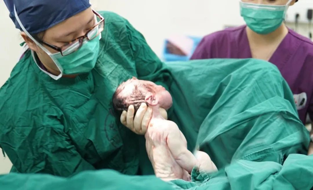 顺产场面见证生命诞生的奇迹,顺产时的情景