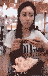 爆笑gif为了我的八块腹肌拼了,成年人幽默搞笑gif图片带字