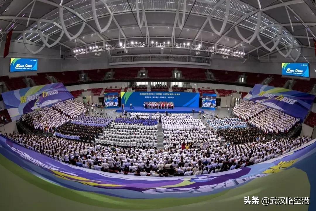 武汉军运会火种点燃,武汉迎军运五星红旗