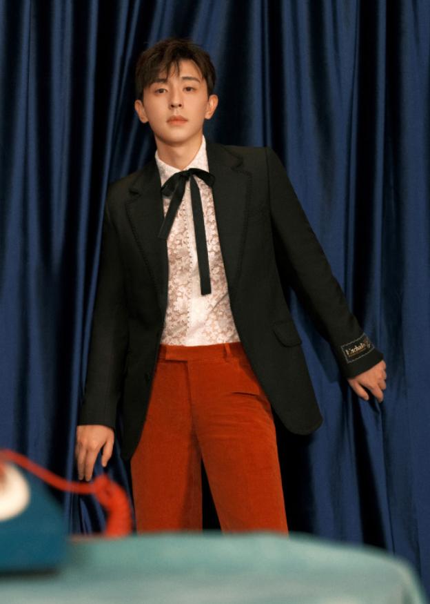 邓伦10分钟走廊大片，卡其色格子西装复古时尚，高级氛围感拉满