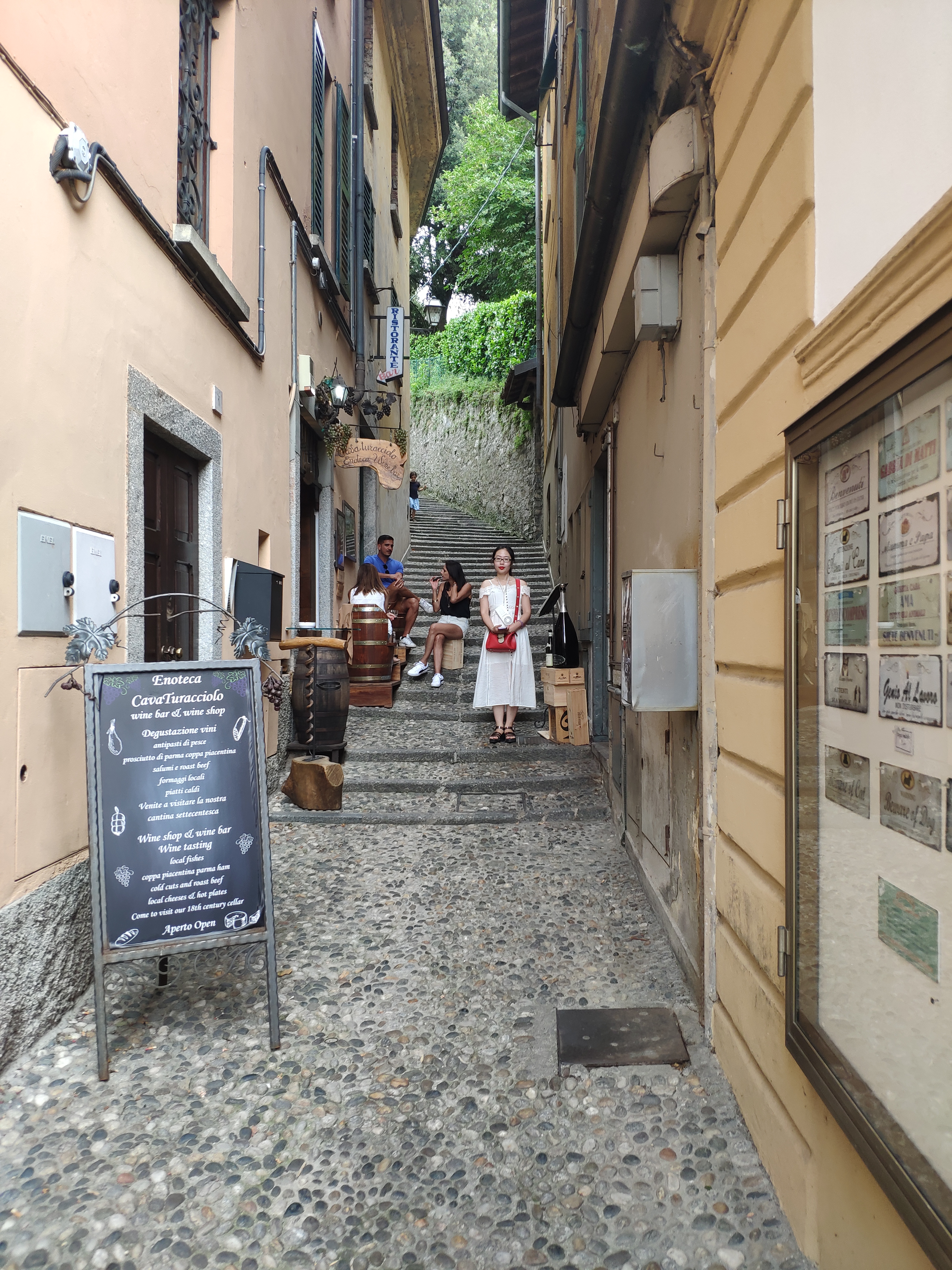 贝拉焦（Bellagio），意大利在左，瑞士在右，晨光熹微，岁月静好