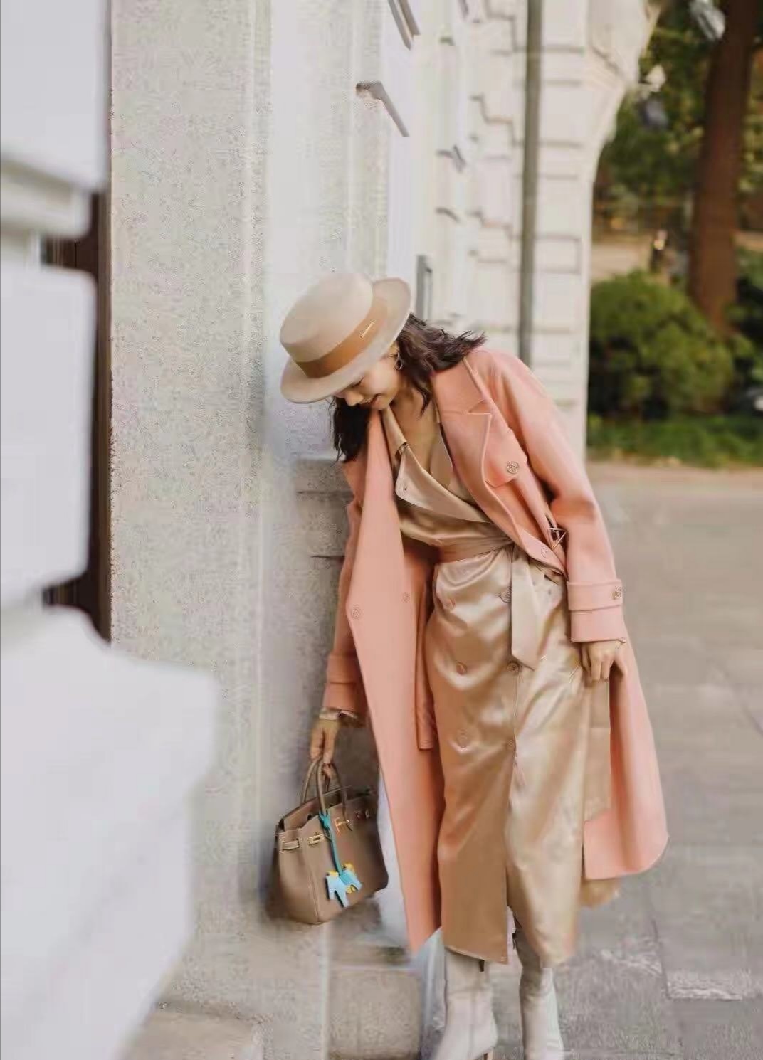 小个子粉色长款大衣搭什么宽头鞋,穿粉色大衣配什么颜色的包包好看