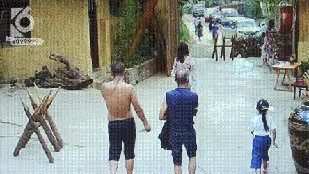 女子排队卖小吃被插队,女子餐厅买单时被插队