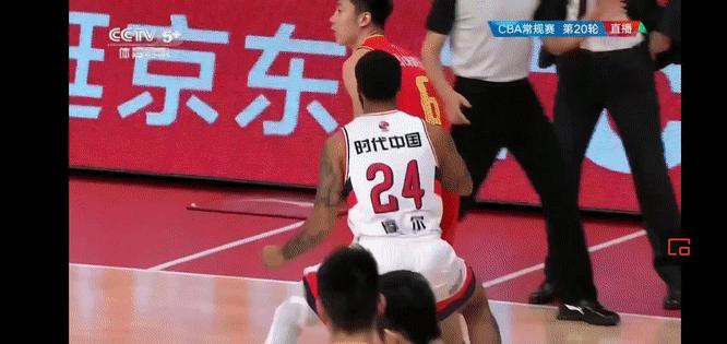 单打外援，读秒致命抢断！深圳“一”控怒吼庆祝