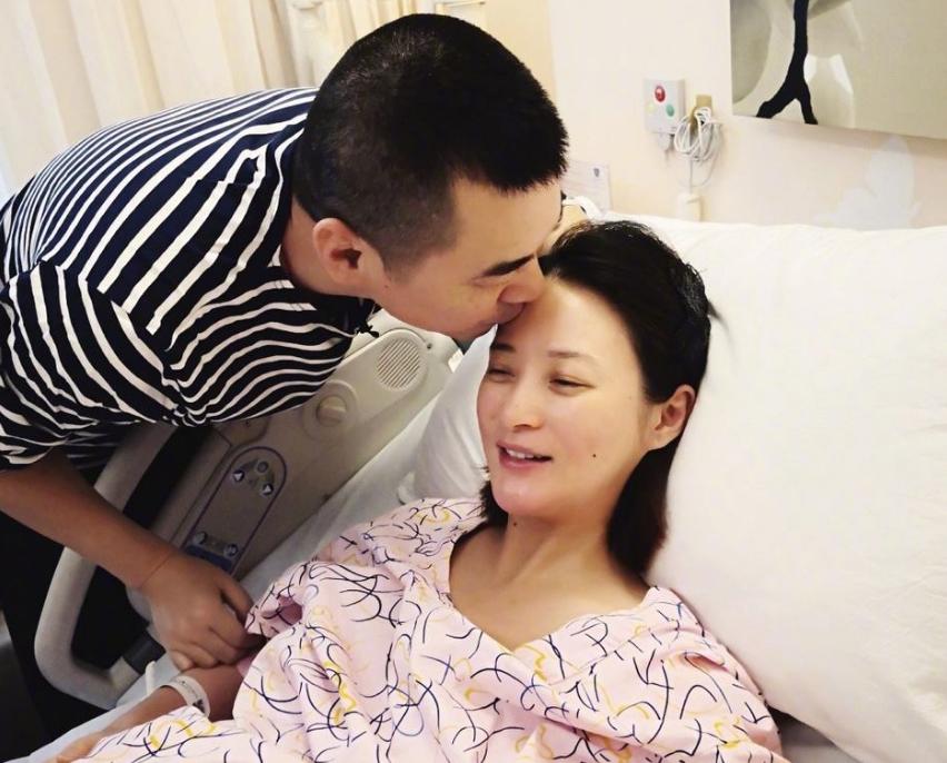 妻子临产路上丈夫做法大快人心,老婆开宫口的时候应该做些什么