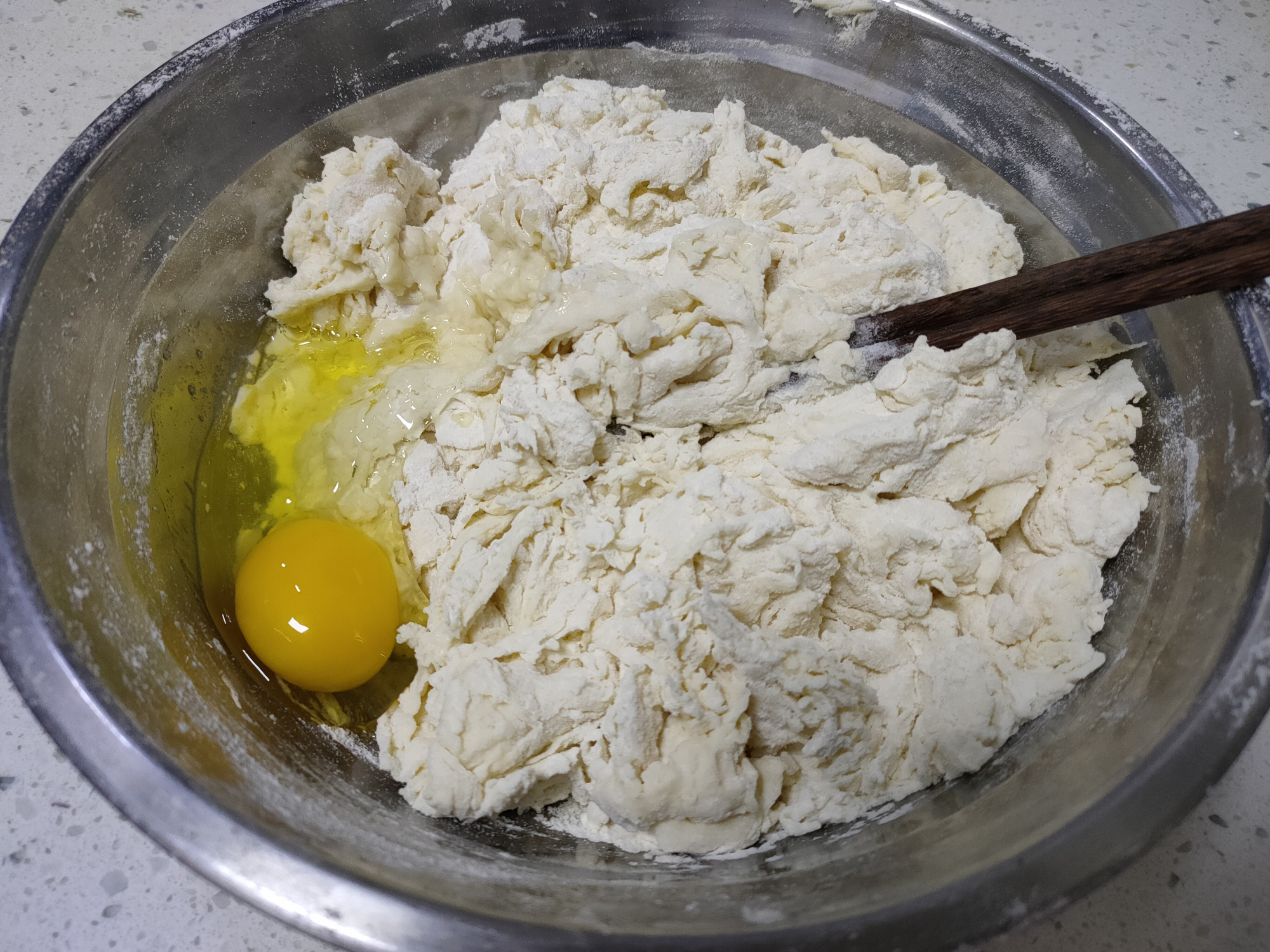 泡打粉炸油条的技巧和配方酥脆,油条怎么炸又酥又脆不用泡打粉