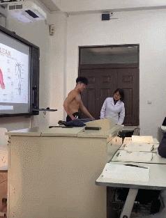 肌肉猛男展示腹肌胸肌,肌肉男八块腹肌和强壮的胸肌