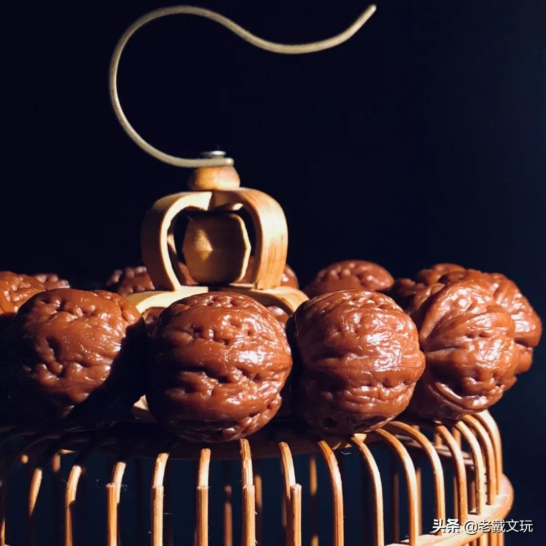 小秋子核桃如何辨别是不是塑料的,秋子核桃的变化过程