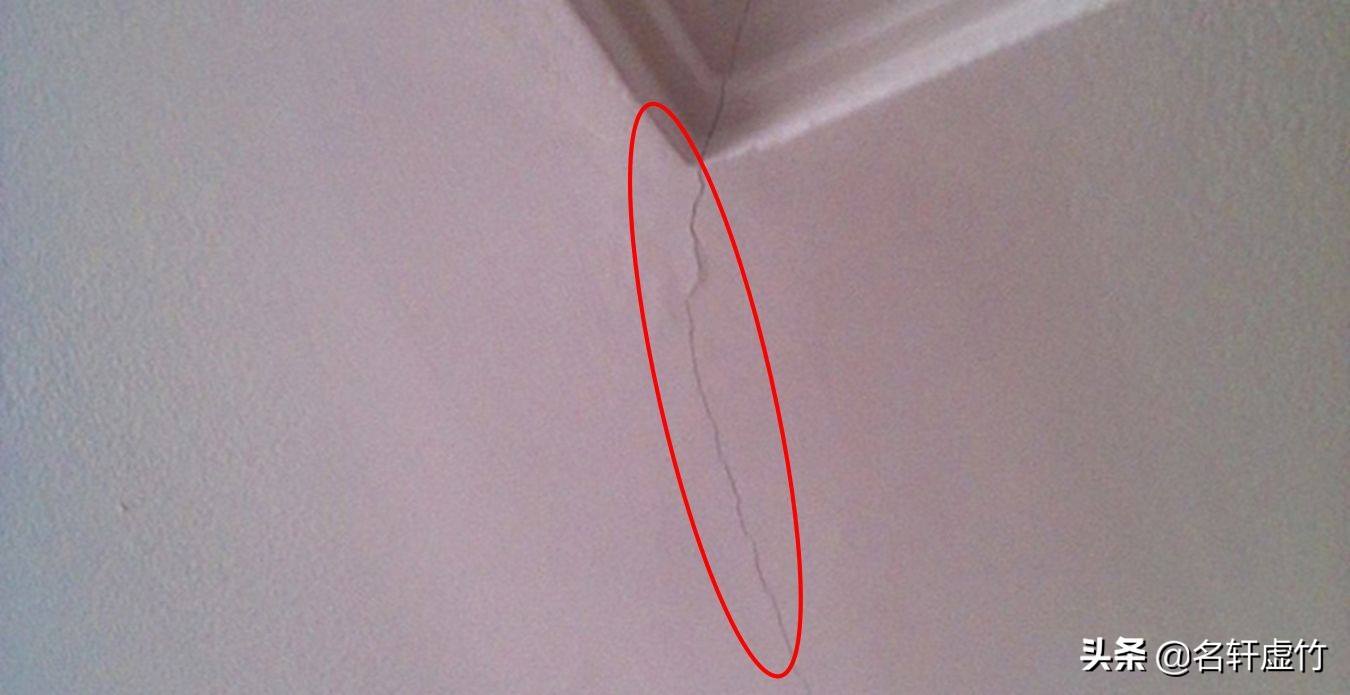 天花板墙体脱皮是什么原因,天花板发霉空鼓起皮什么原因