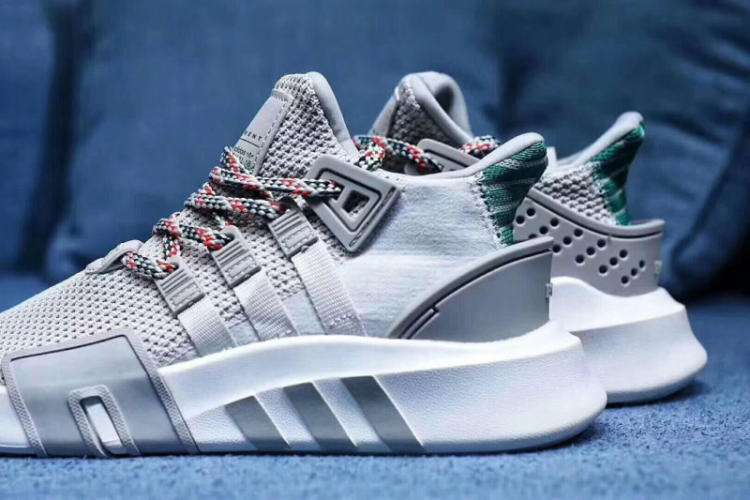 阿迪三叶草neo有啥区别,三叶草和neo的衣服版型差不多吗