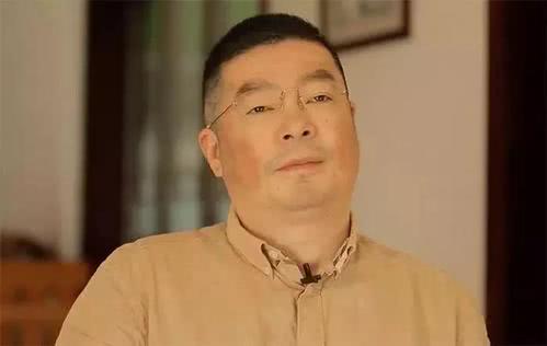 保安一夜间成重案凶犯，这个90岁的好莱坞传奇，新片让我脊背发凉