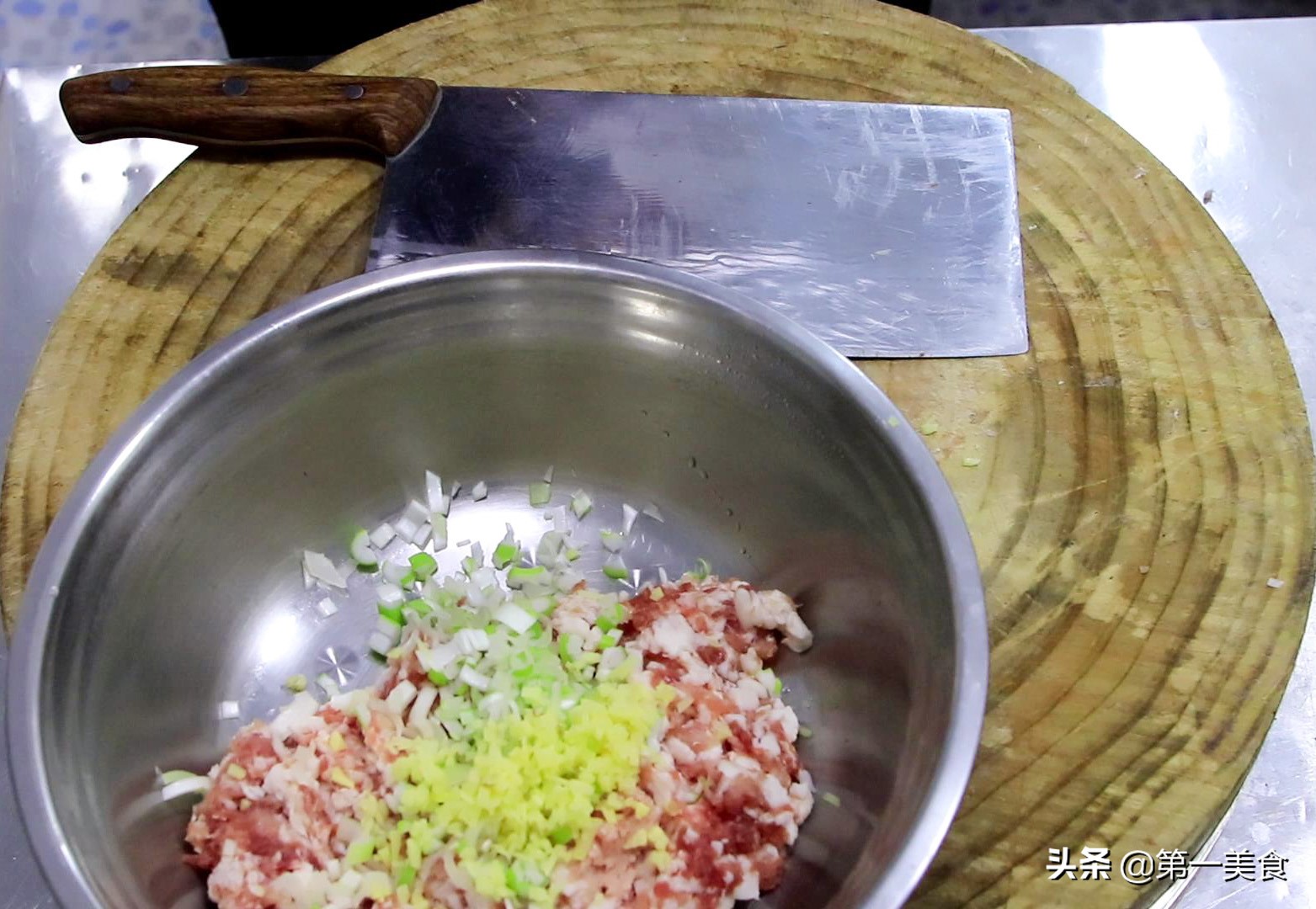 狮子头怎么做才松软又好吃,红烧狮子头为什么加鸡蛋