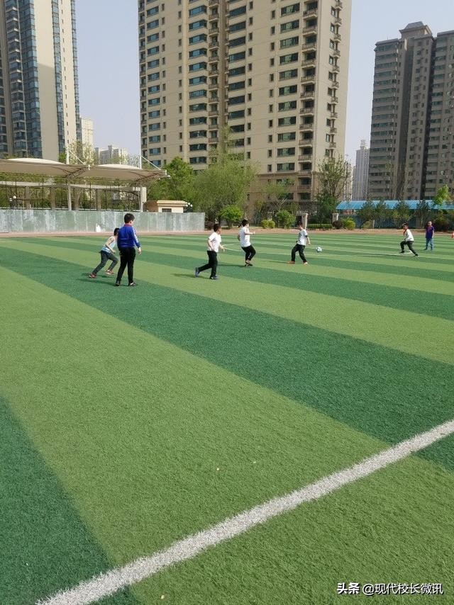 走向操场,“趣”跑步,“趣”踢球——尖草坪区恒大名都小学