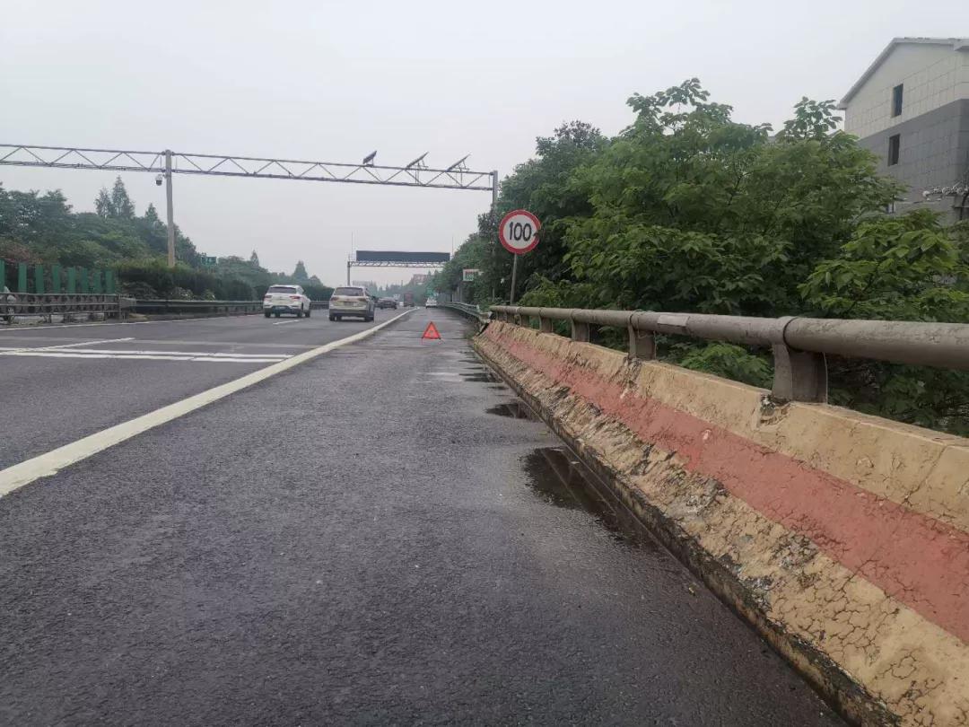 警示牌小心勿近,三角警示牌怎么放合适