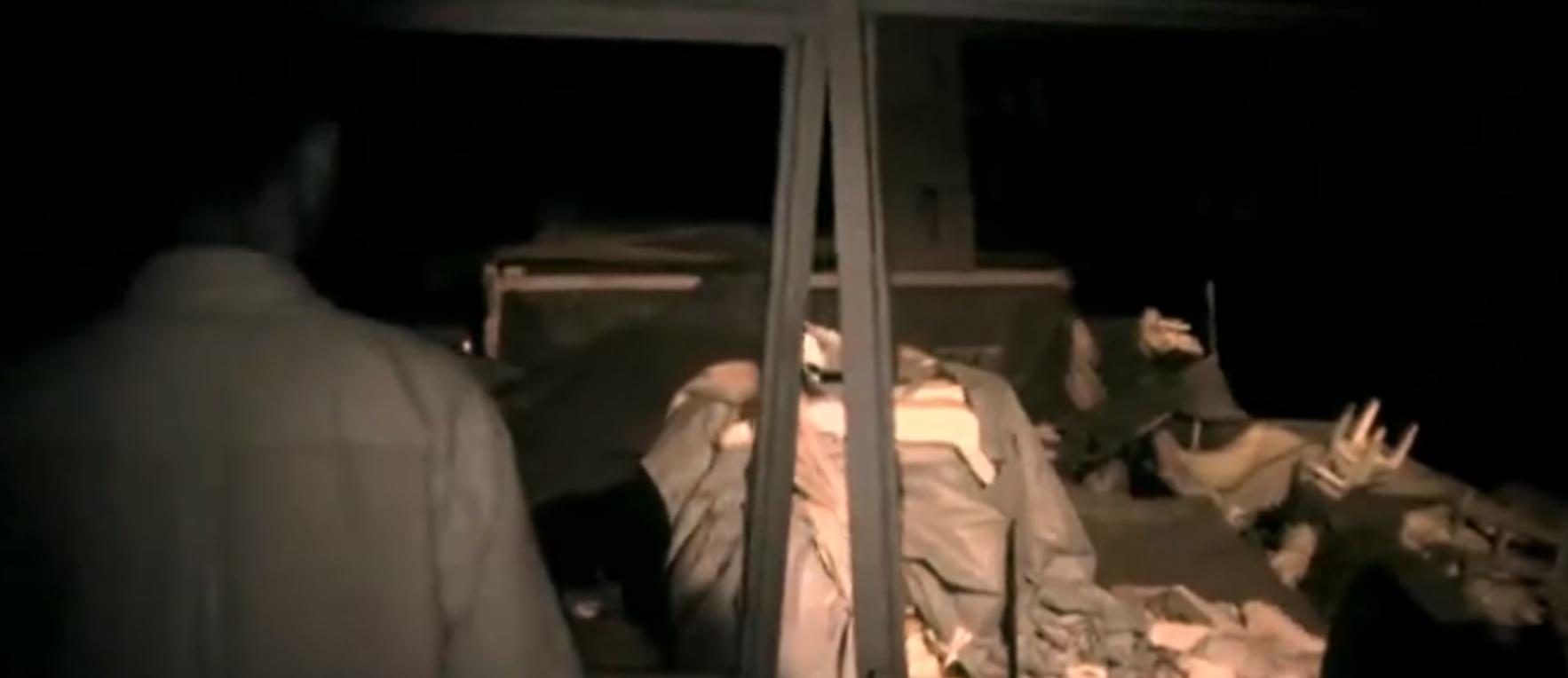 非洲货船严重超载，1700人挤在上面没有厕所，晚上开船用手电照明