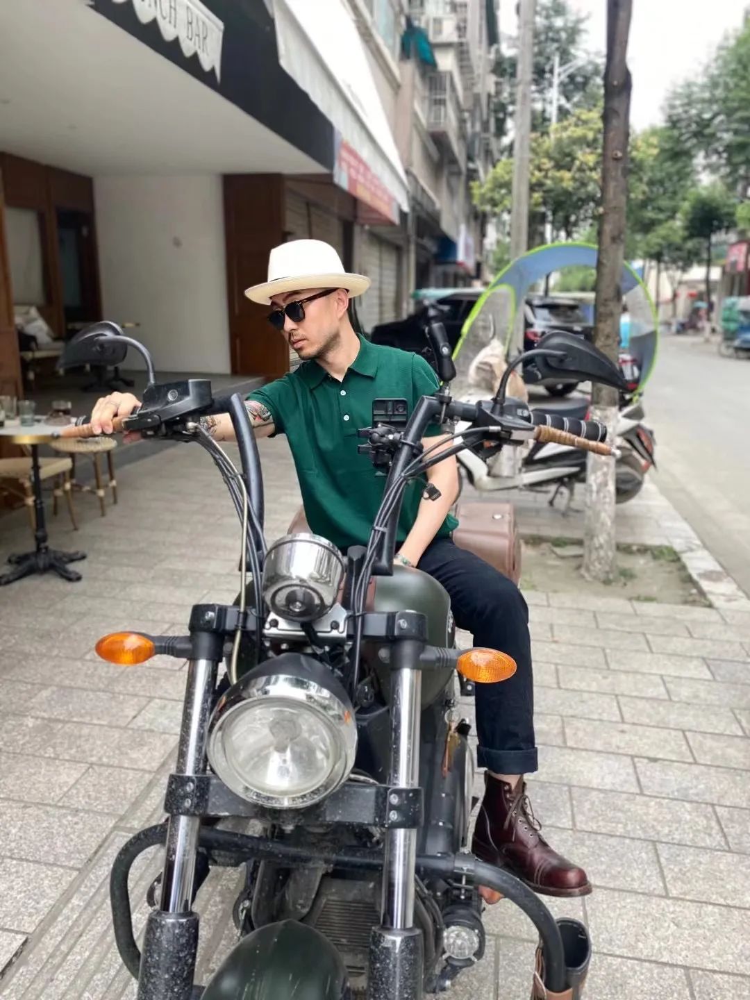 成都帅大叔卖周边，这群怕老婆的男人，偷拿私房钱也要买