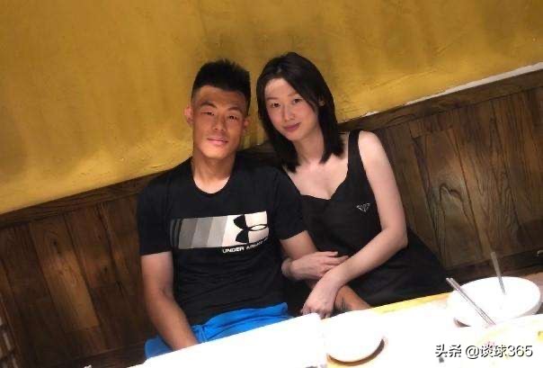 32岁国足锋霸，拒美国国籍为中国效力，妻子是肤白貌美的海归才女