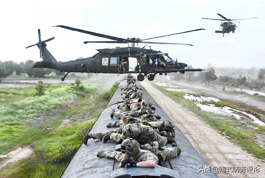 美特战队曝“空中扒火车”训练:直升机技能高超?还是火车慢?