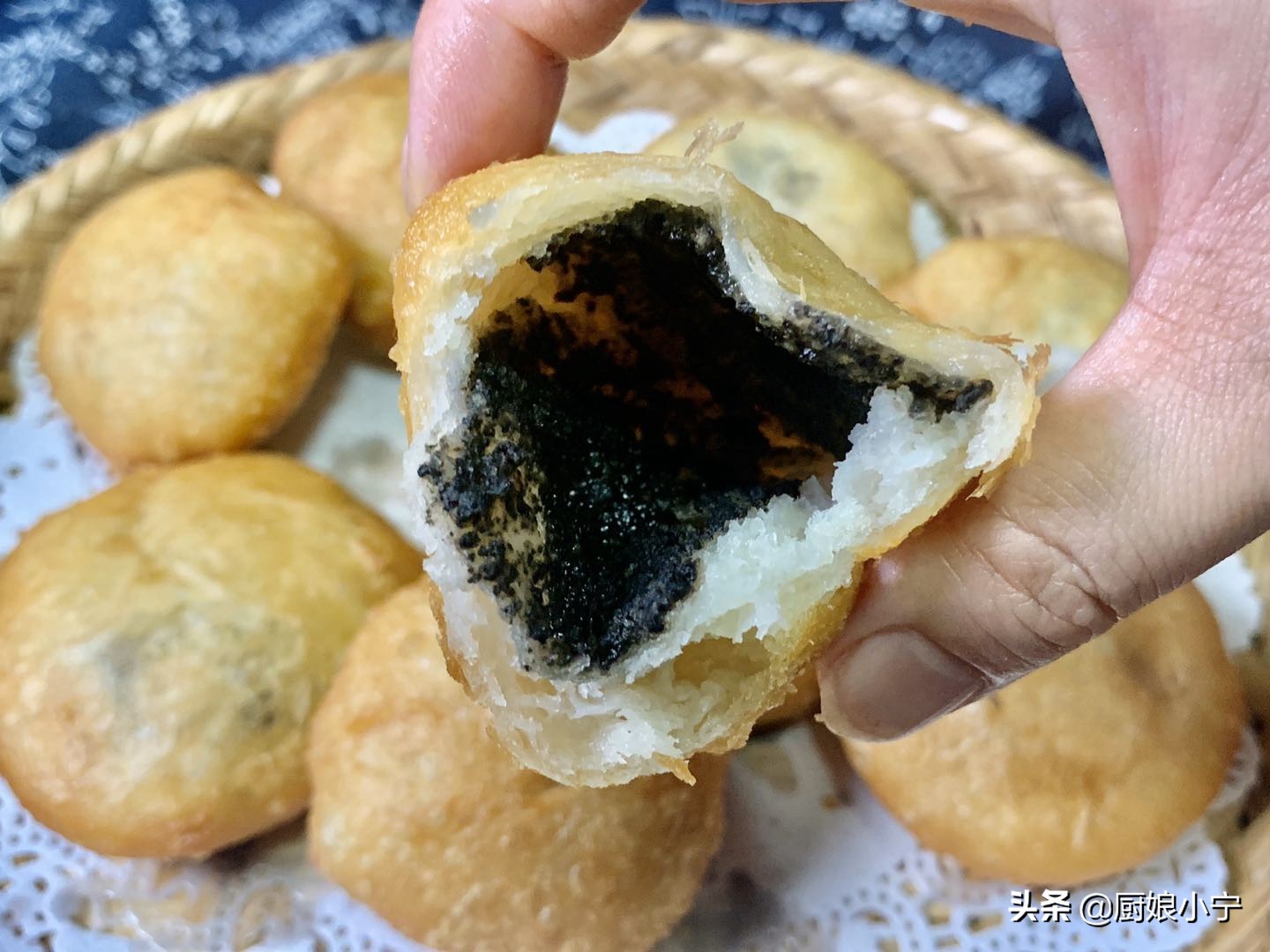油炸糕怎么做才会蓬松酥脆视频,大黄米面油炸糕怎样做酥脆鼓大泡