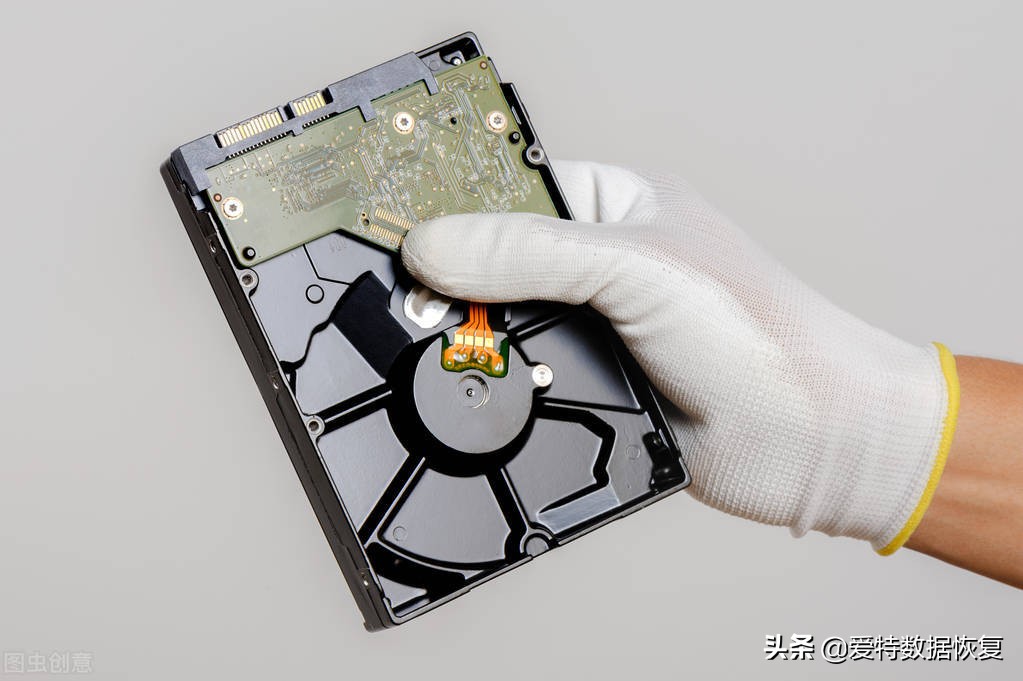 硬盘灯一直闪读不出数据怎么办