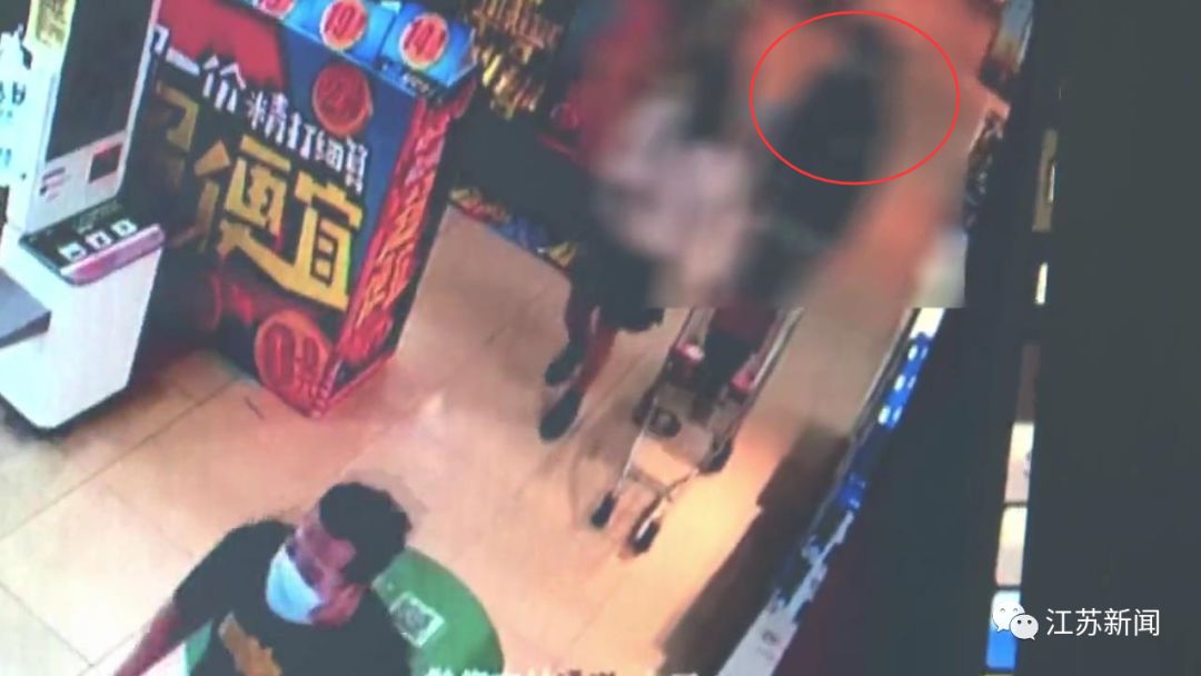 男子超市丢50万现金就跑,男子丢失8000元现金民警助力找回