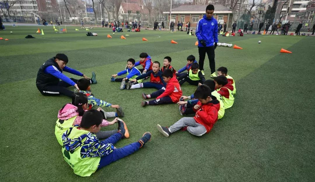 让小孩踢职业足球,如何培训孩子踢职业足球