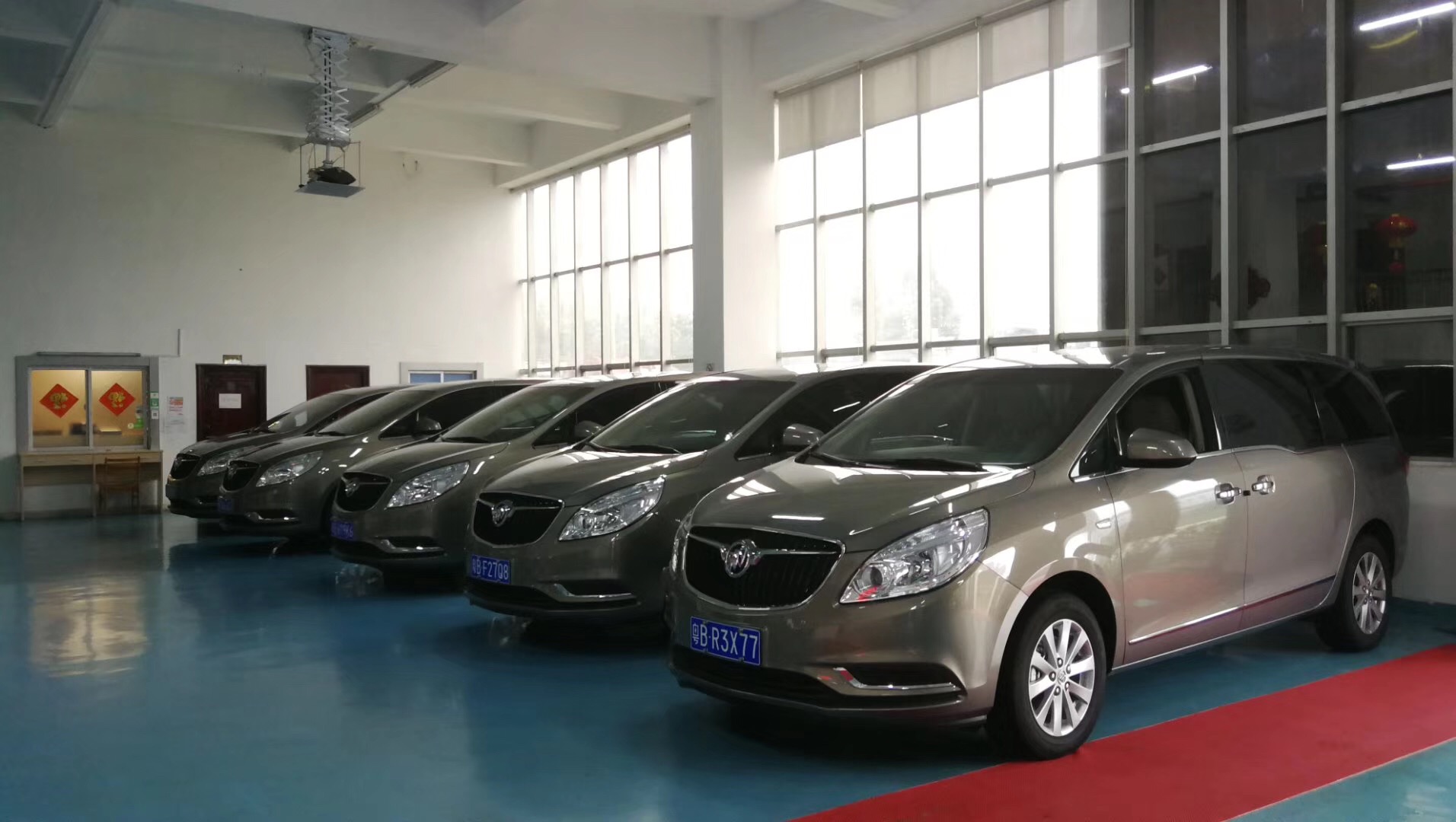 深圳假日租车：中港直通车深港两地车深港会展机场接送