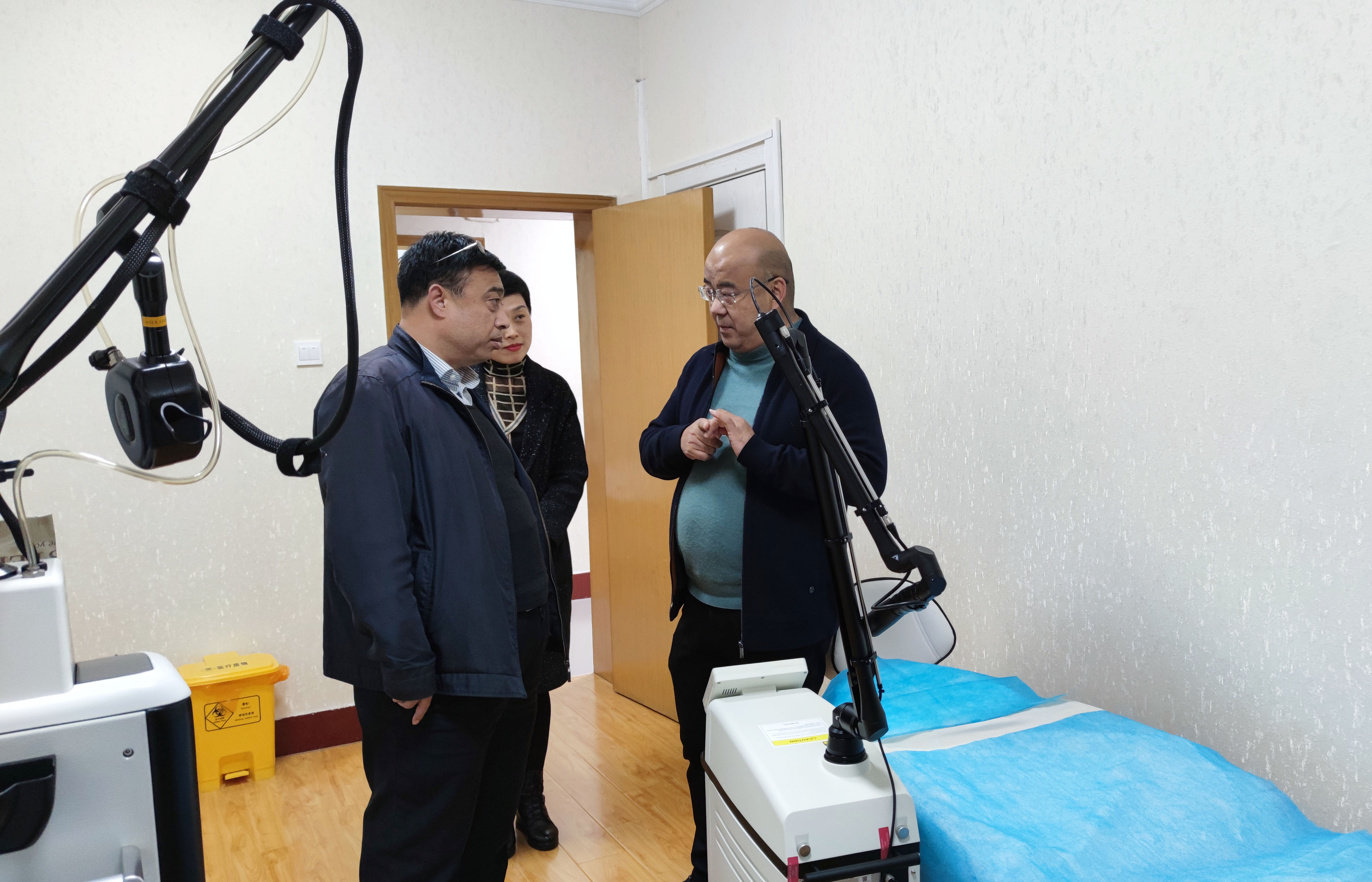 渭南市卫健局副局长徐萌新莅临渭南海成皮肤专科医院调研指导工作
