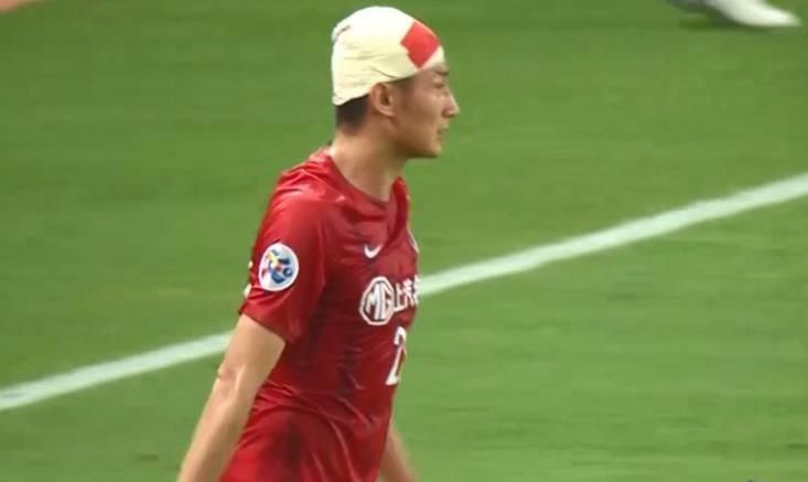 亚冠争议一幕:于海头缠纱布渗血怎么办?上港队医贴红纸糊弄