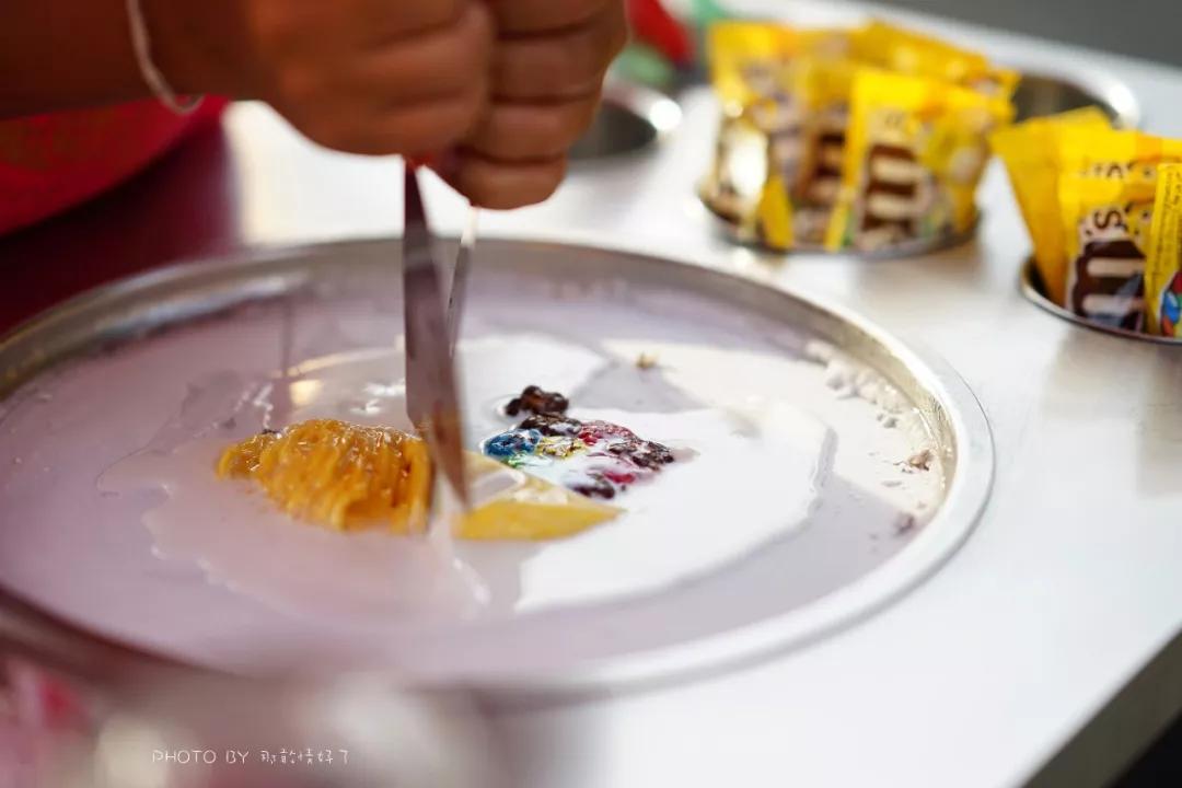 美国艺术家老夫妇定居苏梅岛十年，教游客画垃圾桶，唤醒环保意识