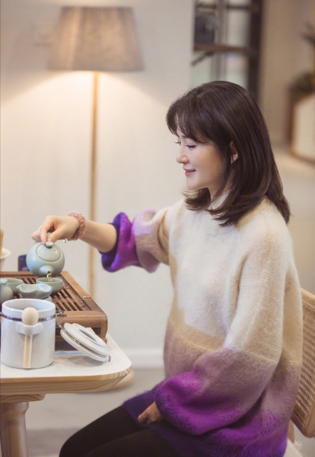 娜最新节目造型曝光，穿“儿童卫衣”超显嫩，网友：哪像奔四女人