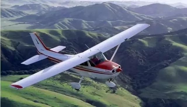 飞机翅膀那么薄为什么能托起机身,飞机翅膀的翼稍小翼有几种