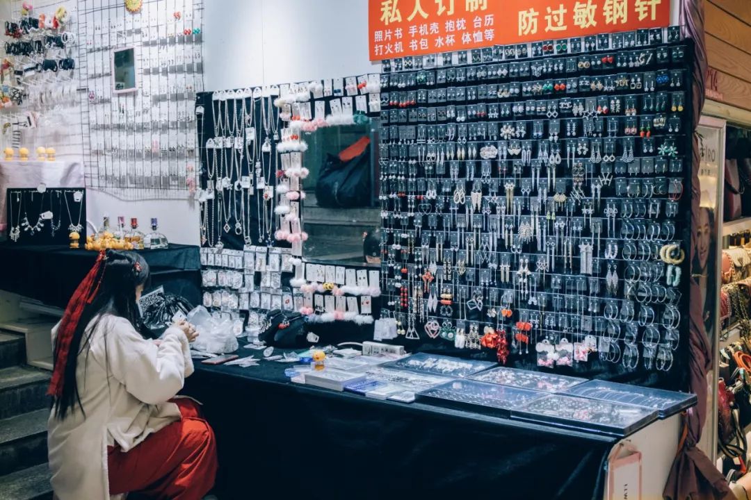 鍗楀潽鍦颁笅璐墿澶╁爞,鍦颁笅鍟嗗満閲嶅簡琚仐蹇樼殑璐墿澶╁爞