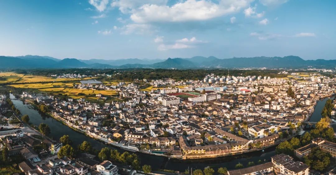 秋日河畔画中小镇，隐于茶园流水，山水间三店新开旅居吃茶慢生活