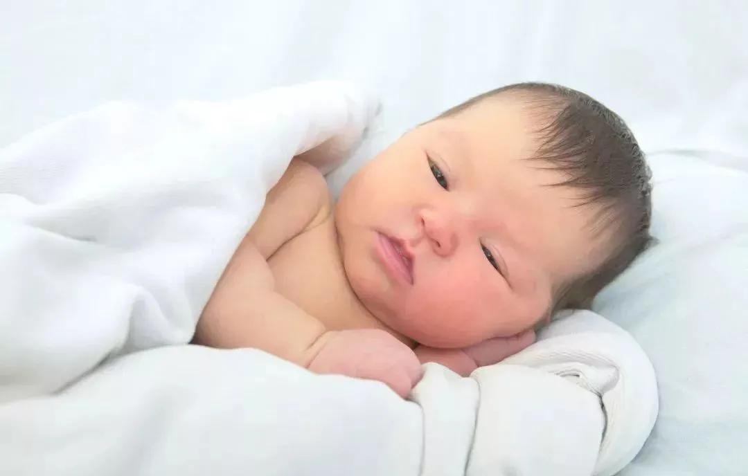 婴儿白天睡觉晚上不睡觉什么原因,35天婴儿睡觉哼哼唧唧不好好睡觉