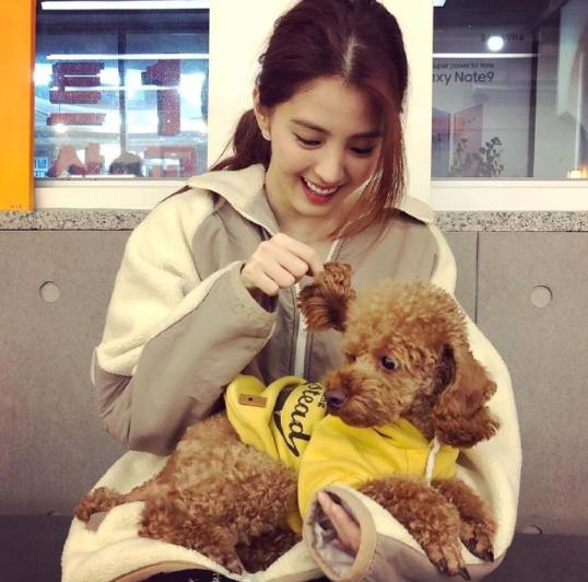 南韩“小宋慧乔”，黑色紧身V领针织衫显气质，越看越喜欢