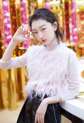 周冬雨热搜中穿搭牛仔裤,周冬雨牛仔裤搭配新花样太迷人