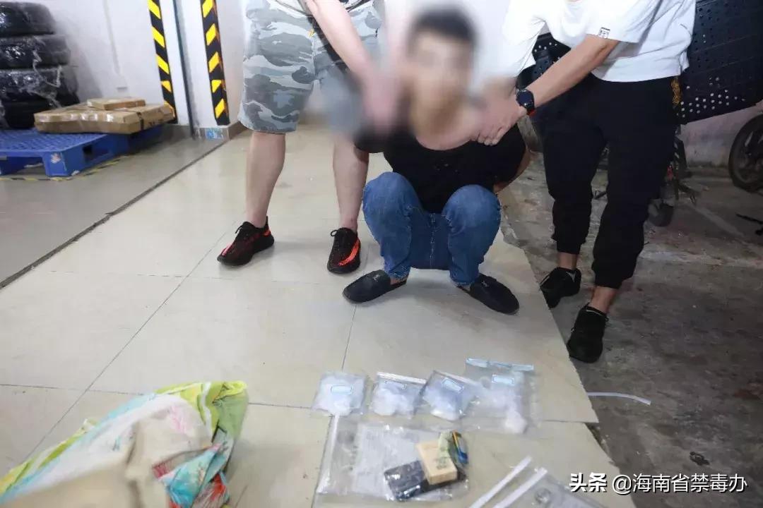 男子被警察搜出可疑包裹,小伙在冰箱发现神秘包裹