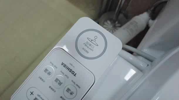 坐着小便溅到马桶边缘怎么回事,蹲马桶小便溅尿怎么办