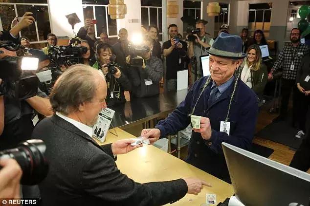 纽约蓝光后，加拿大天空呈罕见火红色光芒，形似恐怖片现场