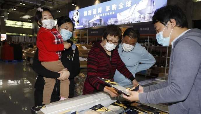 3500余种进博会同款商品五五折起?价目表记者拍下来了……