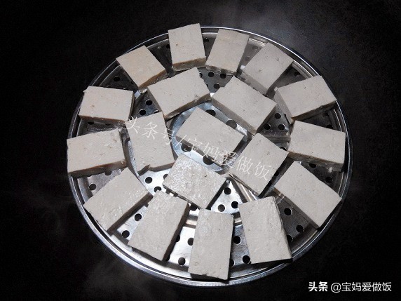 怎样把毛豆腐制作成臭豆腐乳,五香毛豆腐和油炸毛豆腐