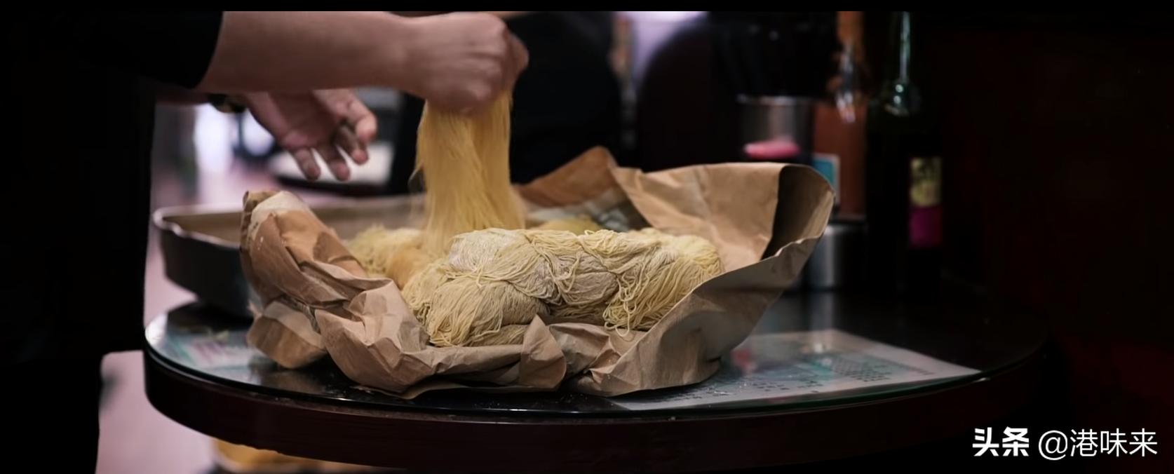 客人没钱老板直接请吃饭，打拼37年拥5间店云吞面照卖29港币